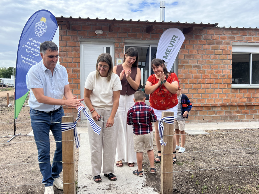 Imagen del artículo: Se llevó a cabo en la localidad de Campana, la entrega de viviendas del Plan MEVIR - Intendencia De Colonia
